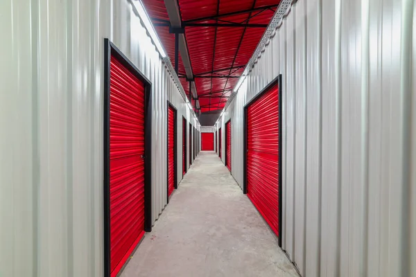 Διάδρομος Αυτοσυντήρησης Κόκκινες Πόρτες Ενοικίαση Μονάδων Αποθήκευσης — Φωτογραφία Αρχείου