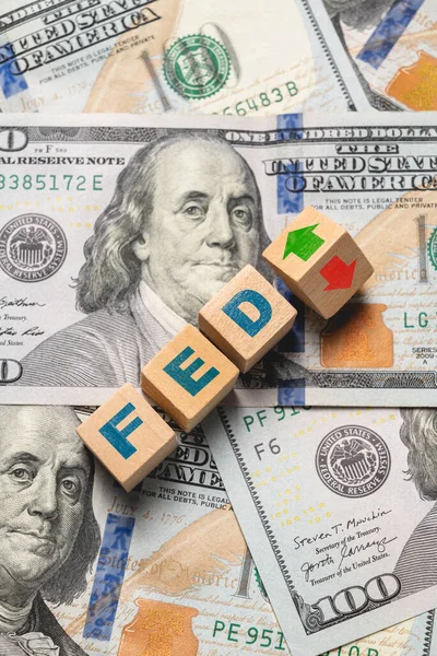 Houten Blokjes Met Fed Pijlen Boven 100 Usd Fed Rate — Stockfoto