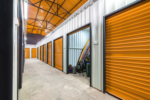 Corridoio Self Storage Con Porte Rosse Affitto Unità Stoccaggio — Foto Stock