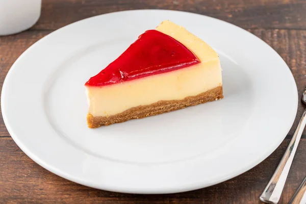 Heerlijke Aardbeien Cheesecake Met Koffie Ernaast Houten Tafel — Stockfoto