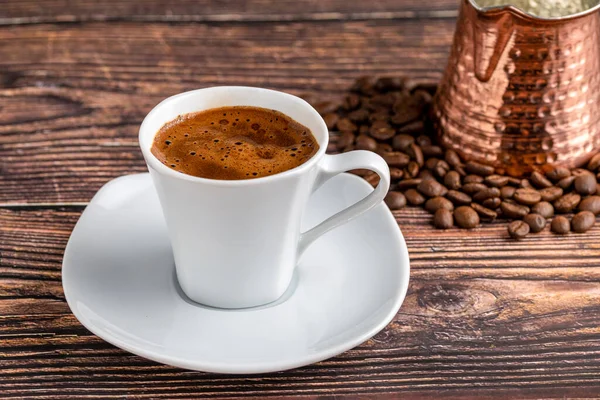 木製テーブルの上のモダンなコーヒーカップでトルココーヒー — ストック写真