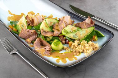 Pastırma salatası güzel bir restoranda, taş masada.