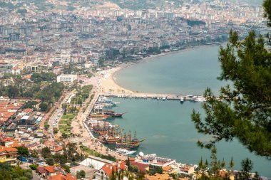 Bulutlu bir günde Alanya marinası ve şehir manzarası