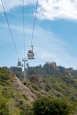 Alanya Kalesi ve teleferik kulübesinin manzarası.