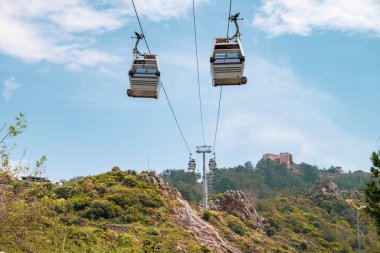 Alanya Kalesi ve teleferik kulübesinin manzarası.