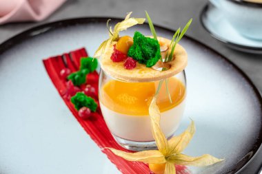 Panna cotta güzel bir restoranda, taş masanın üstünde.