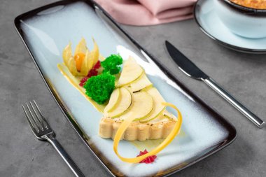 Güzel bir lokantada elmalı turta.