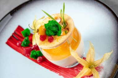 Panna cotta güzel bir restoranda, taş masanın üstünde.