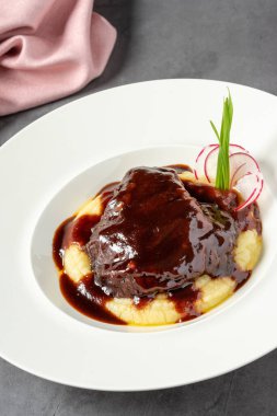 Güzel bir restoranda dana yanağı servis ediliyor.