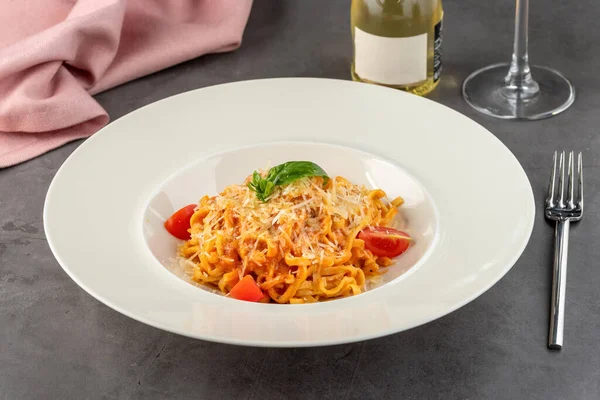 Marinara soslu spagetti güzel bir restoranda servis edilir.