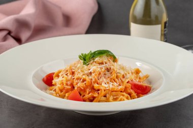 Marinara soslu spagetti güzel bir restoranda servis edilir.