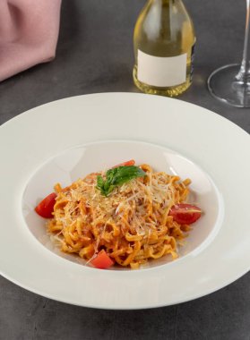 Marinara soslu spagetti güzel bir restoranda servis edilir.