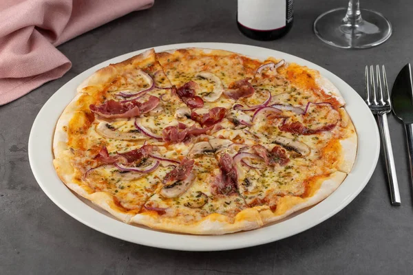 Bekon Pizza Grzybowa Porcelanowym Talerzu Kamiennym Stole — Zdjęcie stockowe