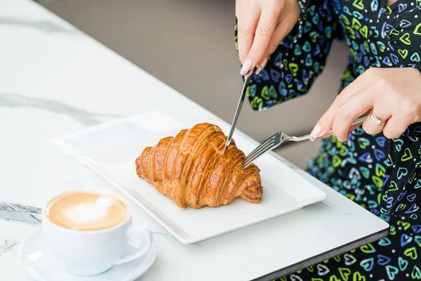 Croissant Una Placa Porcelana Blanca Con Café Lado — Foto de Stock
