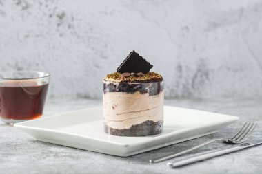 Beyaz bir porselen tabakta tek parça çikolatalı mini kek.