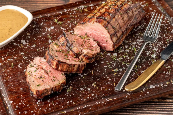 Sliced Grilled Beef Tenderloin Seasoned Salt Rosemary Thyme Wooden Cutting — Stockfoto