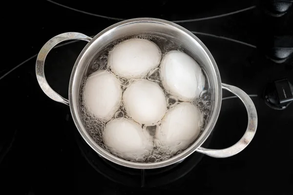 Куриные Яйца Варят Стальном Горшке Встроенной Плите Варёное Яйцо — стоковое фото
