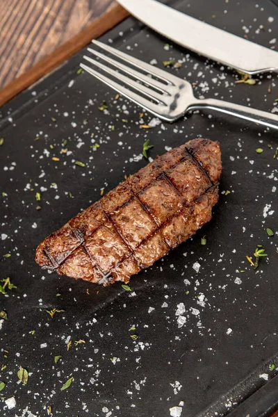 Gehaktbal Met Gegrilde Cheddar Stenen Snijplank Steakhouse Restaurant — Stockfoto