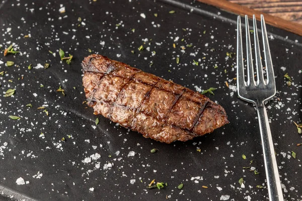 牛排餐厅石板上有烤切达肉丸子 — 图库照片