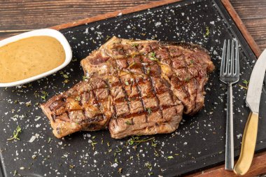 Biftek lokantasında ızgara baltalı biftek.