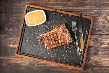 New York Strip Biftek Evi 'nde taş kesme tahtası