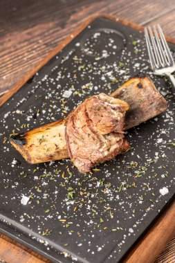 Biftek lokantasında et kesme tahtasında asado.