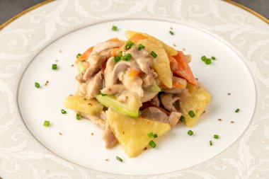 Havuç, patates ve kabakla sotelenmiş sıcak ve ekşi tavuk.