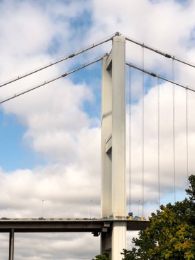 İstanbul Ortakoy 'daki Boğaz Köprüsü güneşli bir günde