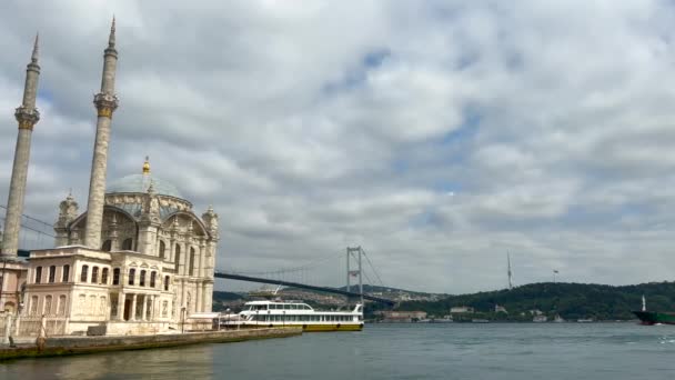 トルコのイスタンブール オルタキョイ モスクとボスポラス橋 — ストック動画