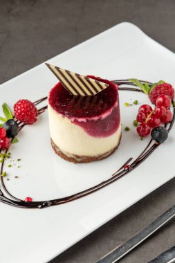 Orman meyveli mini kek beyaz bir porselen tabakta