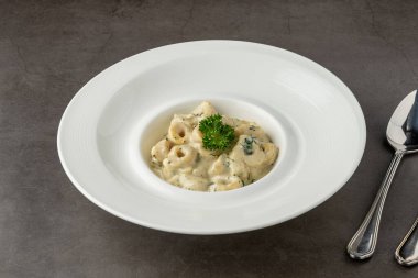 Lezzetli İtalyan yemeği, mantar soslu ve peynirli tortellini makarna.