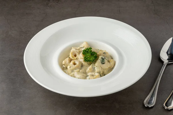 Смачна Італійська Їжа Макарони Тортелліні Грибним Вершковим Соусом Сиром — стокове фото