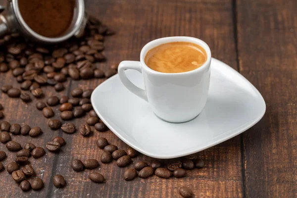 Taze Espresso Kahvesi Ahşap Masada Kahve Çekirdekleri Ile Süslenmiş — Stok fotoğraf