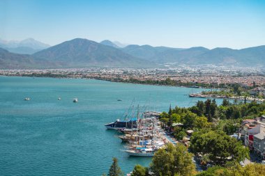 Güneşli bir günde Türkiye 'nin Fethiye kentindeki marinanın yukarıdan görüntüsü