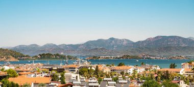 Güneşli bir günde Fethiye Türkiye 'nin havadan panoramik görüntüsü