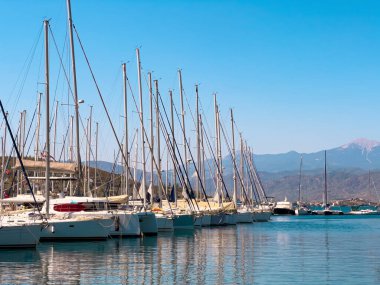 Güneşli bir günde Fethiye, Türkiye 'deki yat limanının yukarıdan görüntüsü
