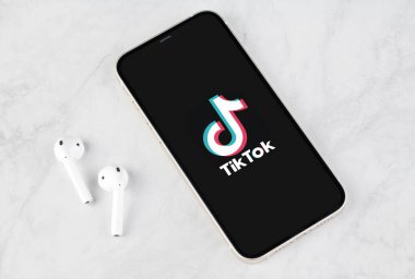 Antalya, Türkiye - 26 Temmuz 2023: iPhone 13 Pro Smartphone ekranlı Tiktok logosu