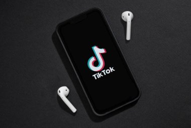 Antalya, Türkiye - 26 Temmuz 2023: iPhone 13 Pro Smartphone ekranlı Tiktok logosu