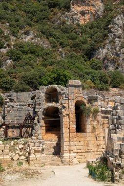 Türkiye 'nin Demre kentindeki antik Myra kentinde amfitiyatro ve antik kaya mezarlarının kalıntıları