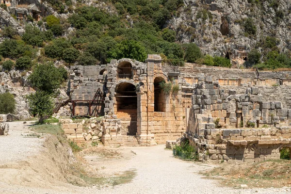 土耳其德姆雷古城迈拉的圆形剧场和古老岩石墓葬的废墟 — 图库照片