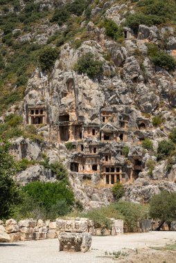 Türkiye 'nin Demre kentindeki antik Myra kentinde amfitiyatro ve antik kaya mezarlarının kalıntıları
