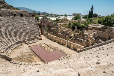 Türkiye 'nin Demre kentindeki antik Myra kentinde amfitiyatro ve antik kaya mezarlarının kalıntıları