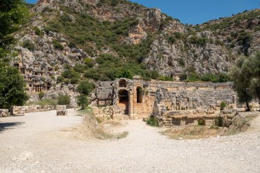 Türkiye 'nin Demre kentindeki antik Myra kentinde amfitiyatro ve antik kaya mezarlarının kalıntıları