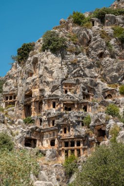 Türkiye 'nin Demre kentindeki antik Myra kentinde amfitiyatro ve antik kaya mezarlarının kalıntıları