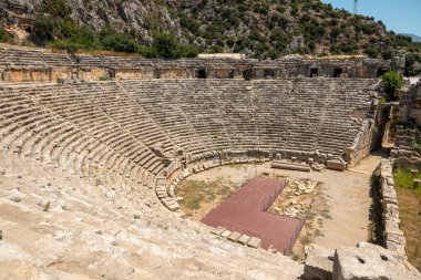 Türkiye 'nin Demre kentindeki antik Myra kentinde amfitiyatro ve antik kaya mezarlarının kalıntıları