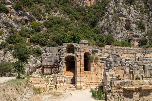 Ερείπια Του Αμφιθεάτρου Και Αρχαίοι Πέτρινοι Τάφοι Στην Αρχαία Πόλη — Φωτογραφία Αρχείου