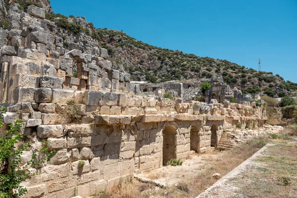 土耳其德姆雷古城迈拉的圆形剧场和古老岩石墓葬的废墟 — 图库照片