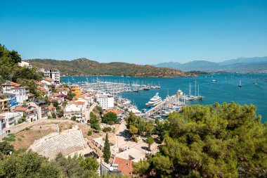 Fethiye 'de Marina, güneşli bir günde Türkiye