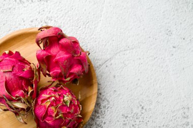 Taş masada olgun kırmızı ejderha meyvesi