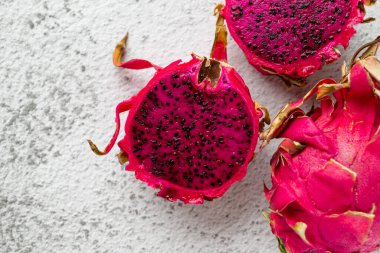 Taş masada olgun kırmızı ejderha meyvesi